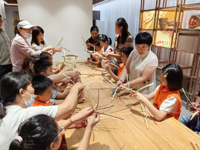 山東手造展示體驗(yàn)中心，博興草編傳承人張慧華帶孩子們體驗(yàn)草編技藝